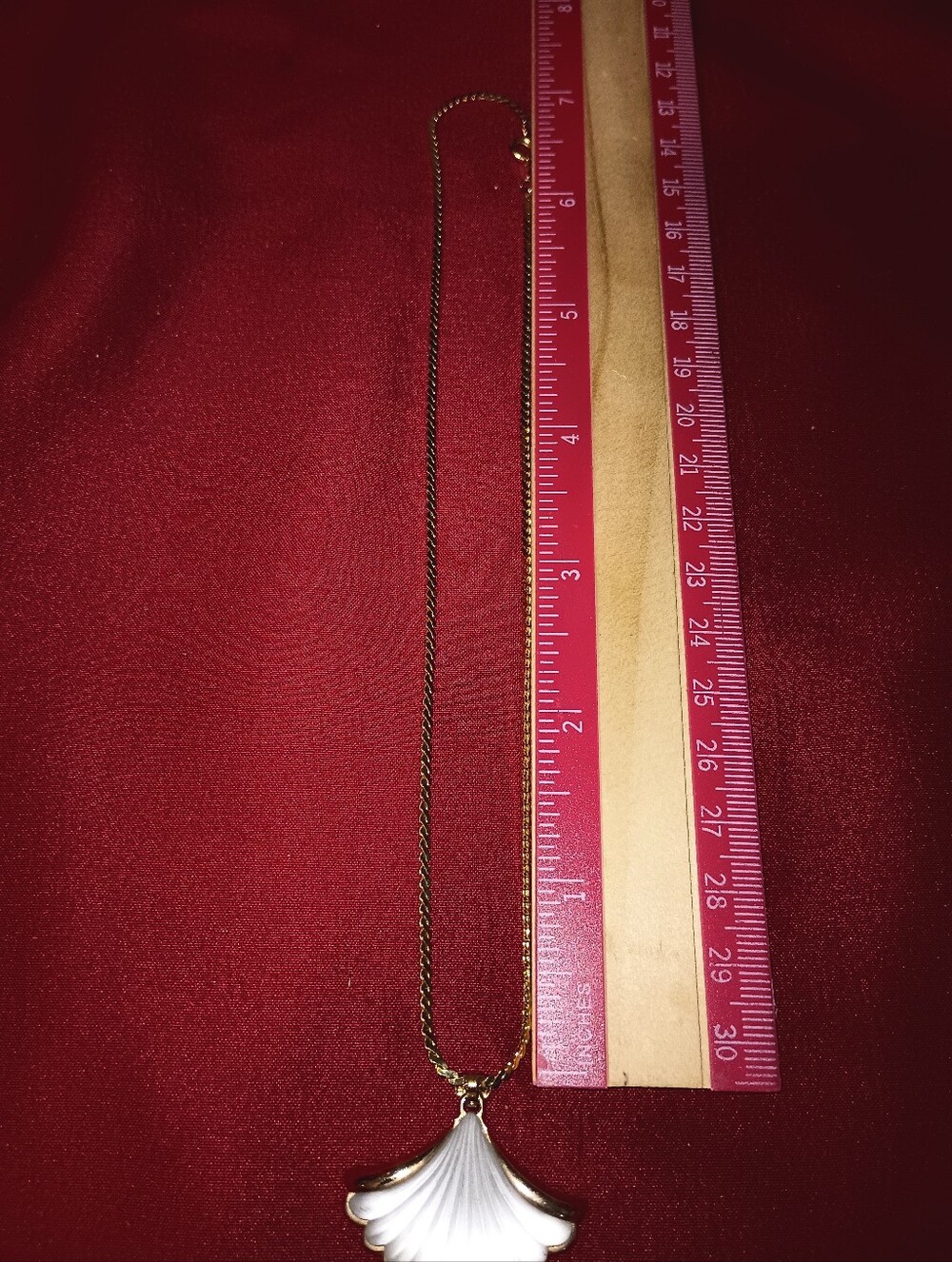Vtg. Avon White Frosted Scalloped Seashell Pendant On 14.5" Gold Tone Chain - Picture 4 of 8